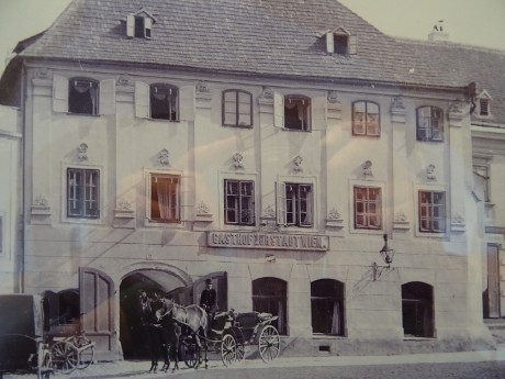 Fotografie hotelu ještě pod jménem Hostinec u města Vídně
