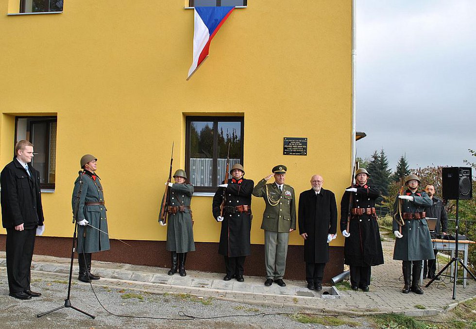 Vzdávání pocty při státní hymně