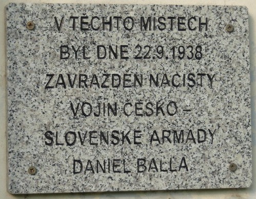 Detail pamětní desky vojínu Danielu Ballovi 