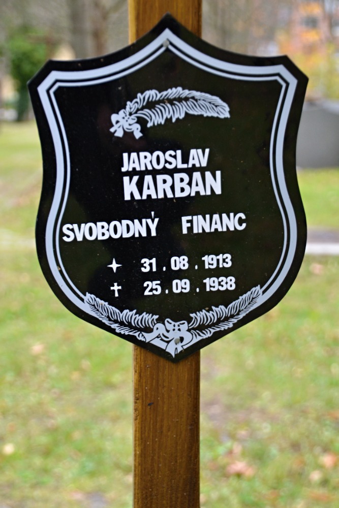 Detail tabulky na kříži