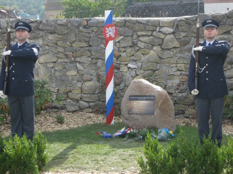 Členové čestné jednotky celní správy u pomníku