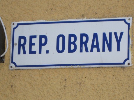 Označení ulice Republikánské obrany v Mikulově